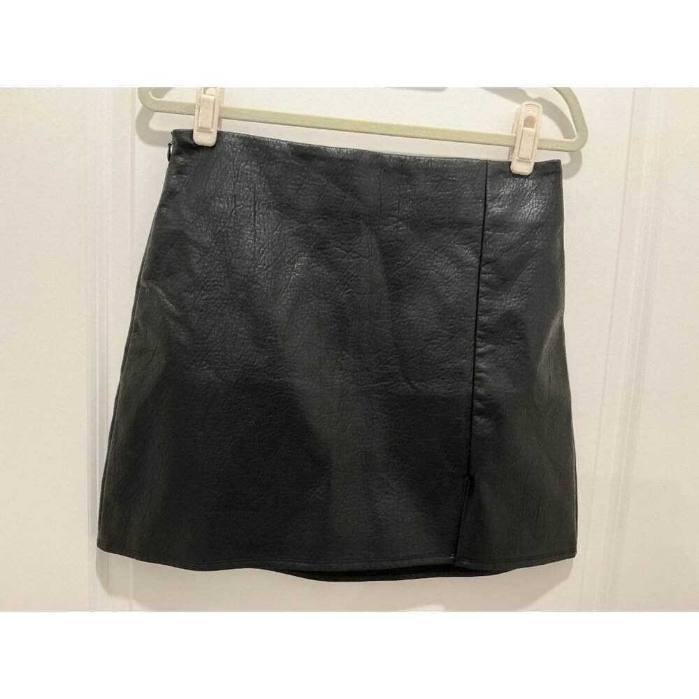 Old Navy Faux Leather Mini Skirt Size Medium Black Slit In Front NWT